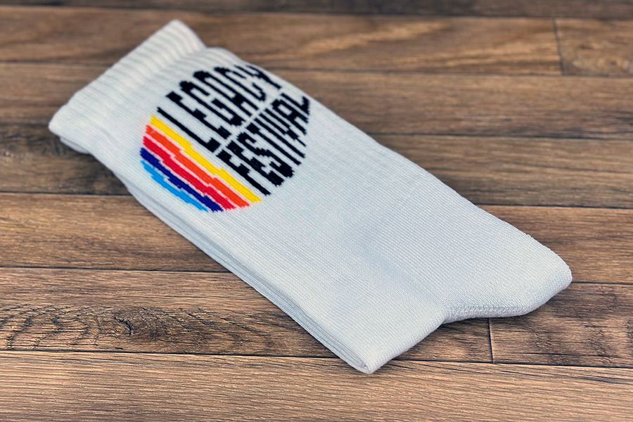 witte sportsokken met het logo van Legacy Festival